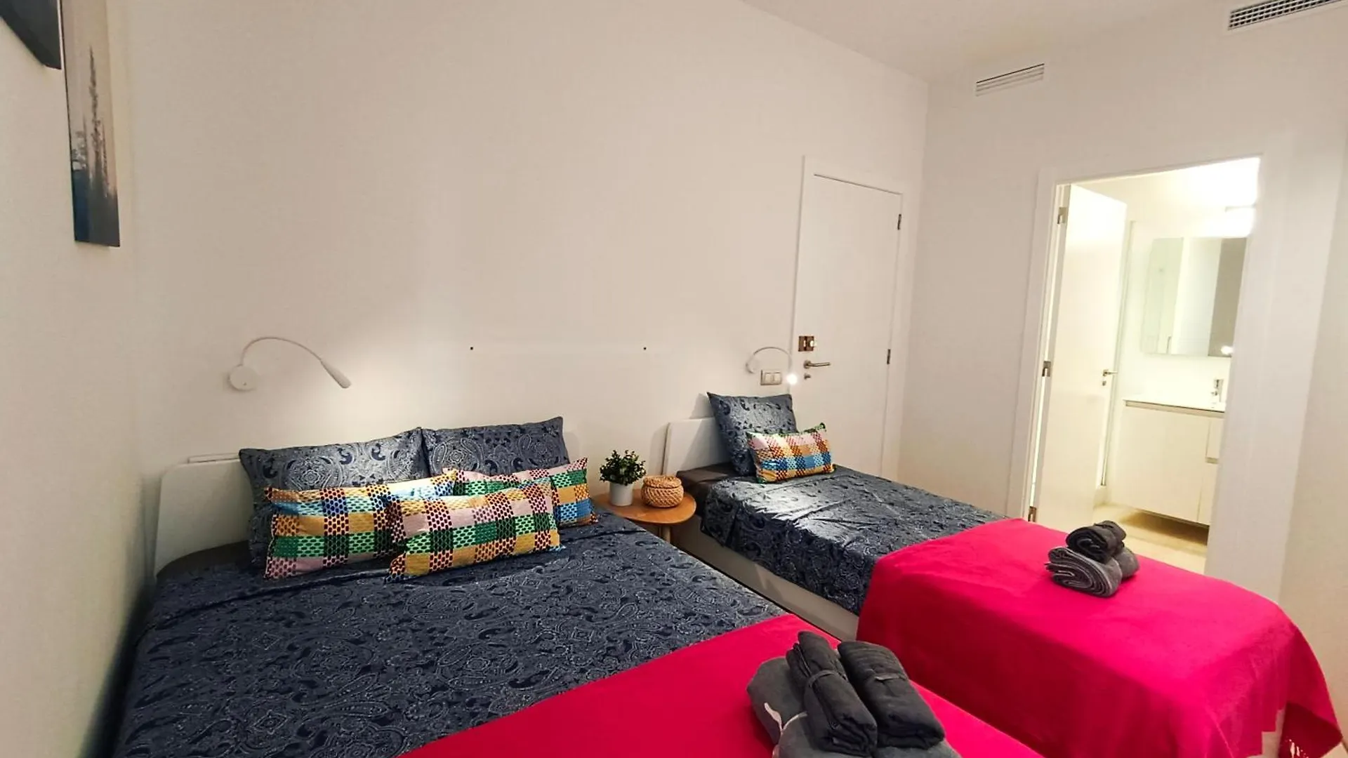 Private Rooms By Plaza Universidad Barcelona Hostel