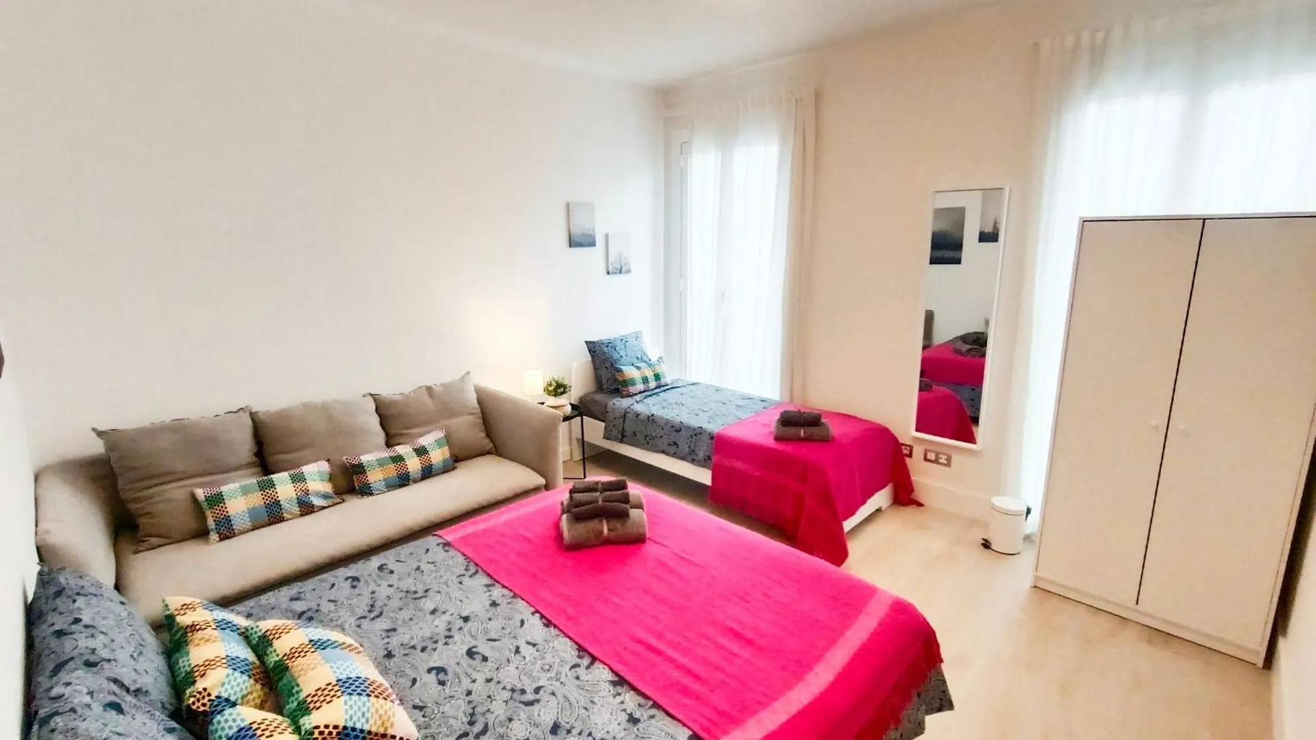 Private Rooms By Plaza Universidad Barcelona Hostel